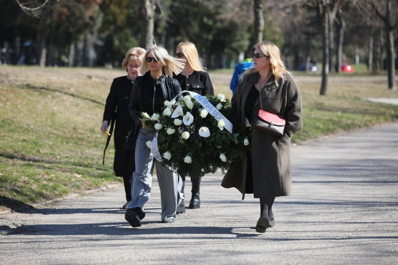 NJENO PRISUSTVO IZOSTALO Jedna od najbližih prijateljica sa estrade Popoviću poslala venac na Bežanijsko groblje