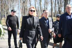 LEPA BRENA UTUČENA STIGLA NA GROBLJE Danas se oprašta od dugogodišnjeg prijatelja, prizor sa groblja ju je potpuno slomio!