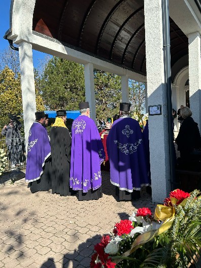 POČELO OPELO SAŠI POPOVIĆU Jecaji se čuju, sedam sveštenih lica ispraćaju ga na večni počinak