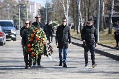 STIGLA MEĐU POSLEDNJIM, NI REČ NIJE PROGOVORILA Sugrađanka i velika prijateljica Saše Popovića sa ogromnim vencom stigla na sahranu (FOTO/VIDEO)