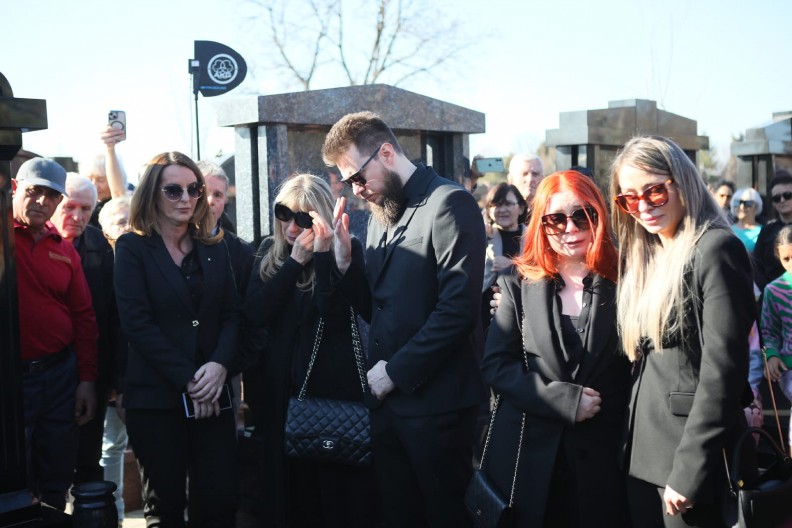 NJEGA JE SAŠA POPOVIĆ IZBACIO IZ GRANDA Niko nije očekivao da će se pevač pojaviti na Bežanijskom groblju