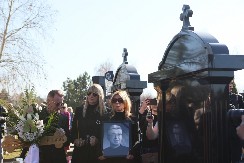 SVI SE PITAJU KO JE ŽENA KOJA JE NOSILA SAŠINU FOTOGRAFIJU Bila je veoma bliska sa Popovićem (FOTO)