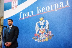 ŠAPIĆ OSUDIO INCIDENT NA DANAŠNJOJ SEDNICI: Skrnavljenje srpske himne i zastave u Skupštini grada nezapamćeno u srpskom društvu i našem gradu