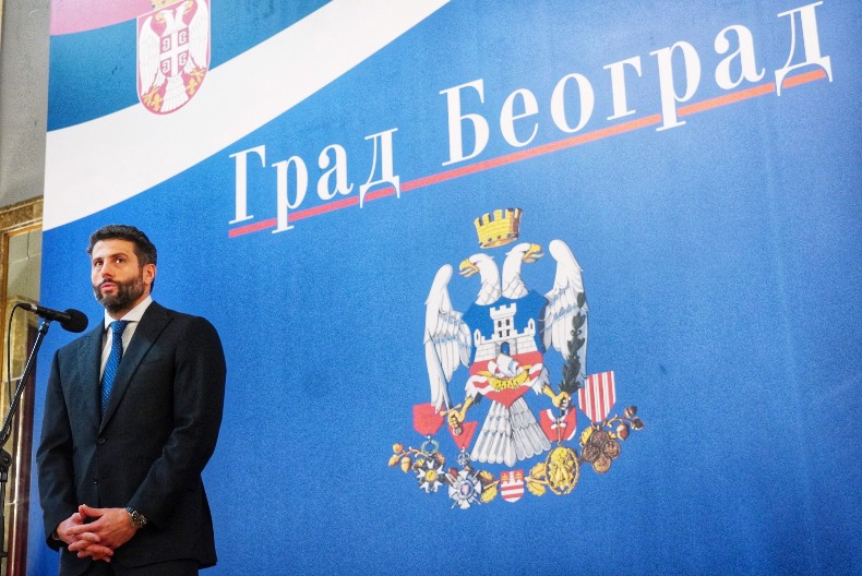 ŠAPIĆ OSUDIO INCIDENT NA DANAŠNJOJ SEDNICI: Skrnavljenje srpske himne i zastave u Skupštini grada nezapamćeno u srpskom društvu i našem gradu