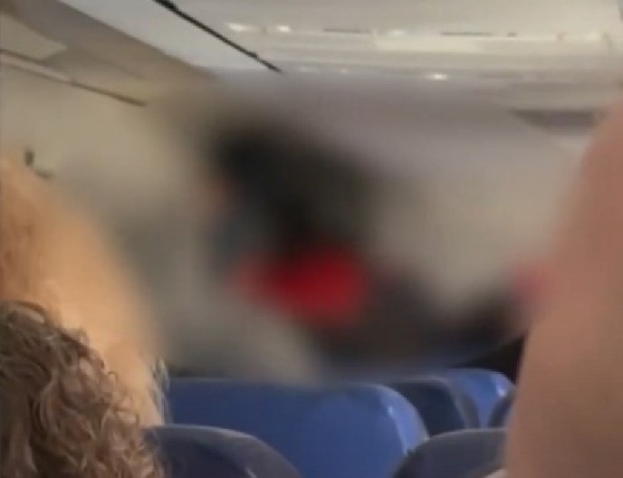 AU, KAKVA DRAMA U AVIONU, MAJKO MILA Pobesnela putnica skinula odeću i lupala pilotu na vrata, putnici zanemeli od prizora! (VIDEO)