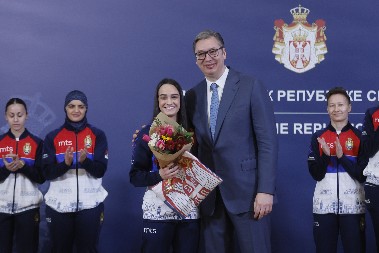 CVEĆE I SRPSKA ZASTAVA OD PREDSEDNIKA Vučić uručio poklone bokserkama, pa dobio rukavice Majka Tajsona (FOTO/VIDEO)