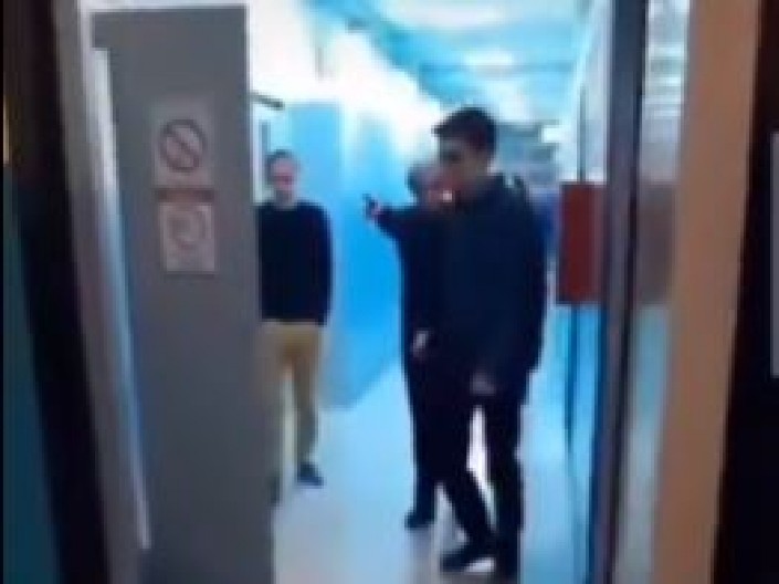 "TI JESI STUDENT? IZAĐI NAPOLJE!" Profesor najurio blokadere sa fakulteta, huligani pokušali da spreče nastavu! (VIDEO)