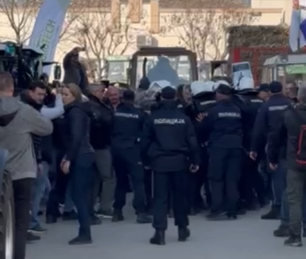 DOŠAO DA PRAVI HAOS U BOGATIĆU! Dušan Petrović traktorima organizovao upad na Sajam poljoprivrede, policijske snage štite narod! (VIDEO)