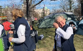 NA OVOJ DECI SE NE ŠTEDI! Žene iz Batajnice došle da prave uštipke studentima!  (VIDEO)