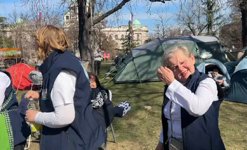 NA OVOJ DECI SE NE ŠTEDI! Žene iz Batajnice došle da prave uštipke studentima!  (VIDEO)
