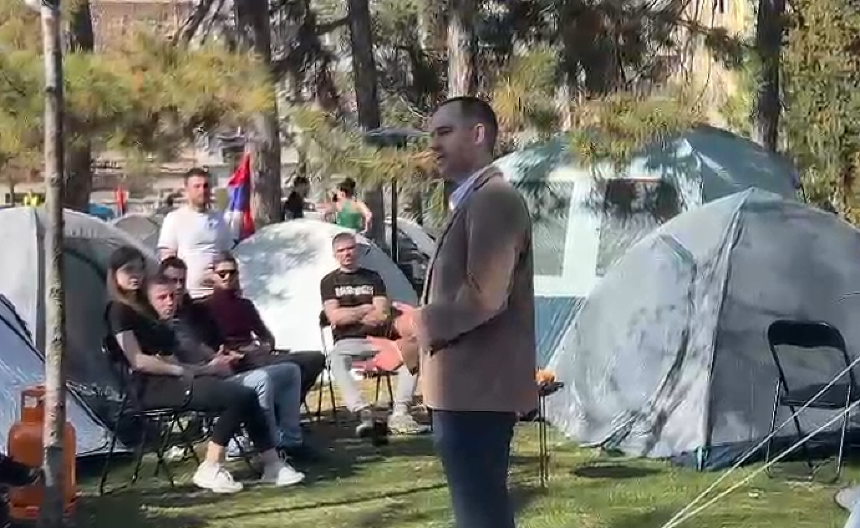 PROFESOR DEJAN STOJANOVIĆ PODRŽAO STUDENTE: Što pre završite školu, biće vam bolje (VIDEO)