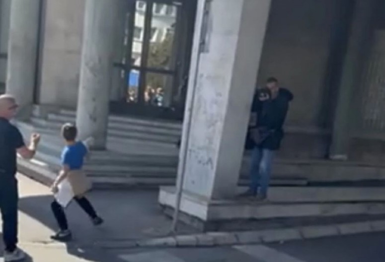 UŽAS! Otac daje detetu jaje da gađa skupstinu grada Novog Sada (VIDEO)