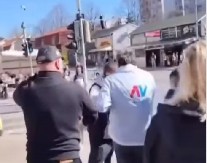 UŽAS U ŽARKOVU! Dete vrišti i plače dok izgrednik napada članove SNS i lomi štand sa cvećem (VIDEO)