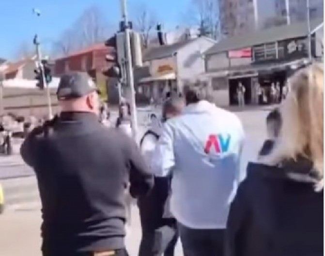 UŽAS U ŽARKOVU! Dete vrišti i plače dok izgrednik napada članove SNS i lomi štand sa cvećem (VIDEO)