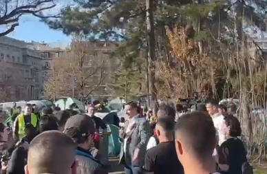 ŠAROVIĆ DOŠAO U PIONIRSKI PARK DA PROVOCIRA STUDENTE! Oni mu skandirali ''nasilnik'' i pitali ''što si tukao ženu, Nemanja?'' (VIDEO)