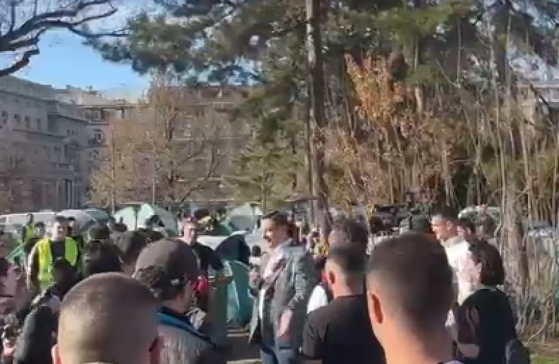 ŠAROVIĆ DOŠAO U PIONIRSKI PARK DA PROVOCIRA STUDENTE! Oni mu skandirali ''nasilnik'' i pitali ''što si tukao ženu, Nemanja?'' (VIDEO)