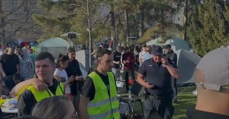 NIŠTA MU NIJE SVETO Dok studenti pomažu onesvešćenoj devojci, Šarović nastavlja sa provokacijama (VIDEO)