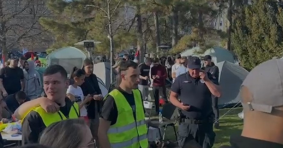 NIŠTA MU NIJE SVETO Dok studenti pomažu onesvešćenoj devojci, Šarović nastavlja sa provokacijama (VIDEO)