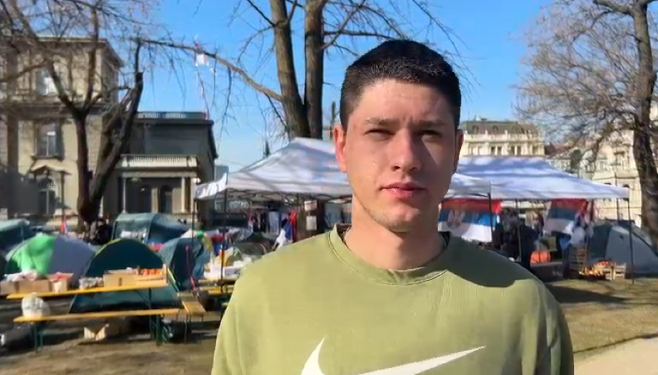 UŽASAVAJUĆE! Aktivisti blokada jezivo vređaju i prete stravičnim nasiljem Milošu Pavloviću samo zato što hoće da uči (FOTO)