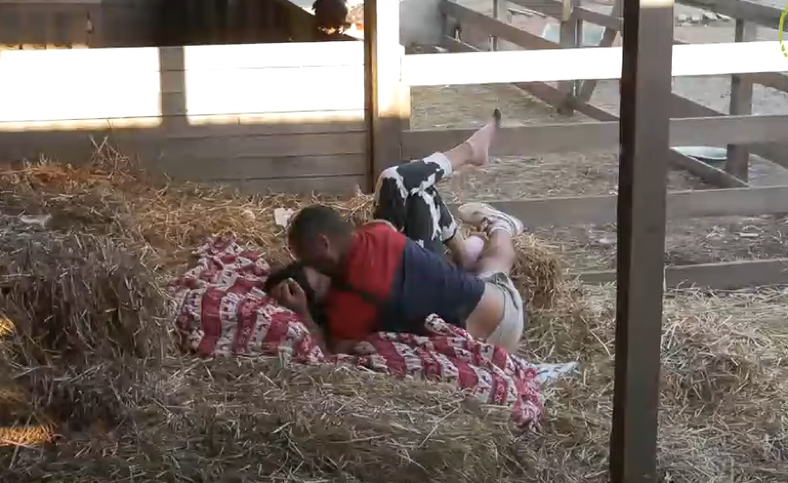 LJUBAV NA SEOSKI NAČIN! Učesnicima Farme 8 popustile kočnice, strast uzavrela usred bela dana pred svima (VIDEO)