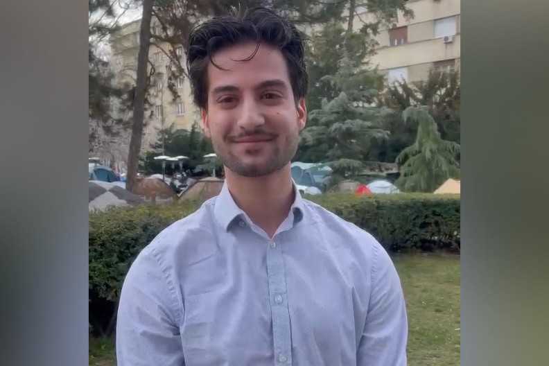 STUDENT IZ KANADE U PIONIRSKOM PARKU: Došao sam da podržim kolege - osećam se kao pravi Srbin (VIDEO)