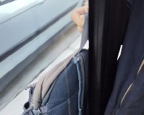 POLA ČOVEKA U AUTOBUSU, POLA VAN NJEGA! Strašna scena iz beogradskog autobusa! (FOTO)