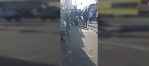 LJUDI LEŽE PO ULICI! Auto udario u autobusku stanicu, povređeno 11 osoba, među njima i dete (12) (FOTO)