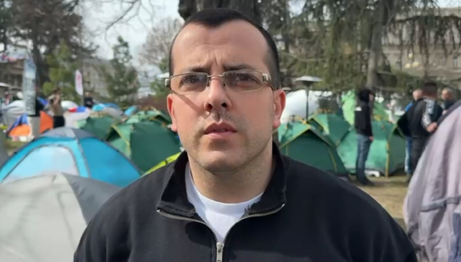 GRAĐANIN IZ NOVOG SADA U PIONIRSKOM PARKU "Mi se borimo i za ove što blokiraju, da i njima ne propadne godina!" (VIDEO)