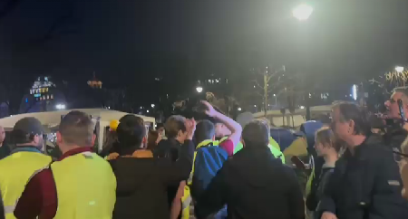 BLOKADERI PROVOCIRAJU STUDENTE KOJI HOĆE DA UČE U PIONIRSKOM PARKU! Glasno ih komentarišu i vređaju! (VIDEO)