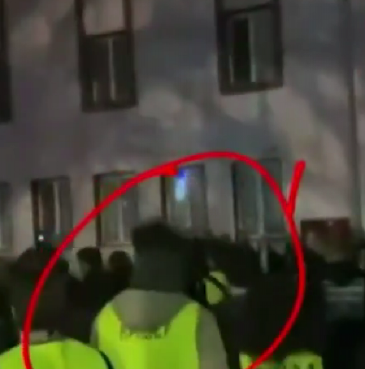 POLICAJAC IMA TEŠKE POVREDE, VEROVATNO ĆE OSTATI BEZ OKA! Ovo je stanje povređenog žandarma ispred RTS-a!