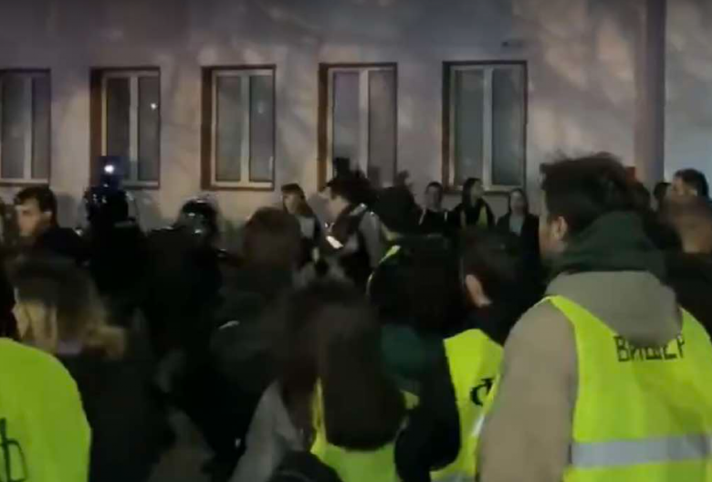 GLEDAJTE KAKO SU BLOKADERI UDARALI POLICAJCA S LEĐA Sramne scene ispred RTS! Sramite se, ovo treba da se kazni!