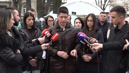 STUDENT PAVLOVIĆ PORUČIO: Osuđujemo svaki vid nasilja, mi nikog ne targetiramo i samo želimo ispunjenje zahteva!