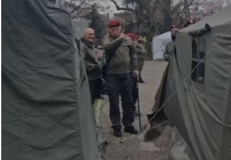 BRUKA DA NEMA DALJE! Provokatori ismevaju ratnog veterana jer šepa, A ON SE BORIO ZA NAŠU ZEMLJU! SRAM DA VAS BUDE (VIDEO)