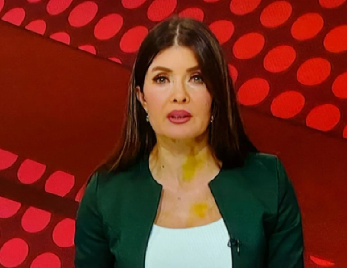 GLEDAOCE ŠOKIRALE ŽUTE MRLJE NA VODITELJKI DNEVNIKA RTS! U programu uživo se sve videlo, ona se momentalno oglasila!