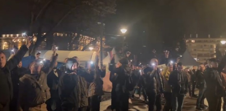 POGLEDAJTE LAJT ŠOU STUDENATA KOJI HOĆE DA UČE: Svetli ceo Pionirski park (VIDEO)