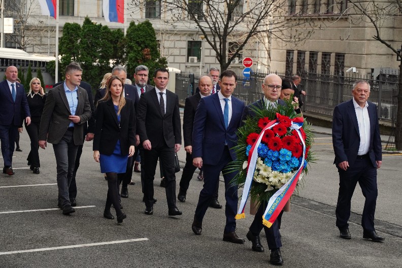 Vučević sa ministrima položio vence na mestu gde je ubijen Zoran Đinđić