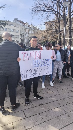 ZAR SU ĆACI ONI KOJI IMAJU PROSEK 10.0, A INTELEKTUALCI ONI KOJI HOĆE DA IH JAŠU? Blokaderima poslata jasna poruka iz Pionirskog parka (FOTO)