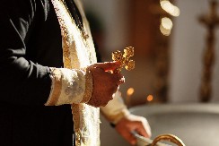 "POZAJMIO SAM SVEŠTENIKU NOVAC, A ON NEĆE DA MI VRATI" Muškarac iz Srbije se požalio na društvenim mrežama, usledila neočekivana reakcija!