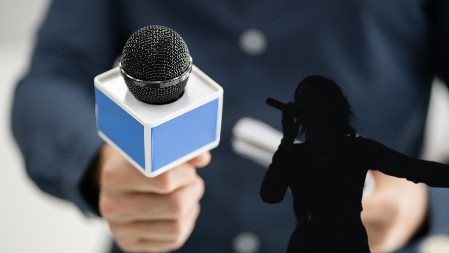 BUKTI ESTRADNI RAT IZMEĐU PEVAČICE I VODITELJA Zaratili na početku intervjua, u sve umešan i političar: "Njega ne smete to da pitate!"