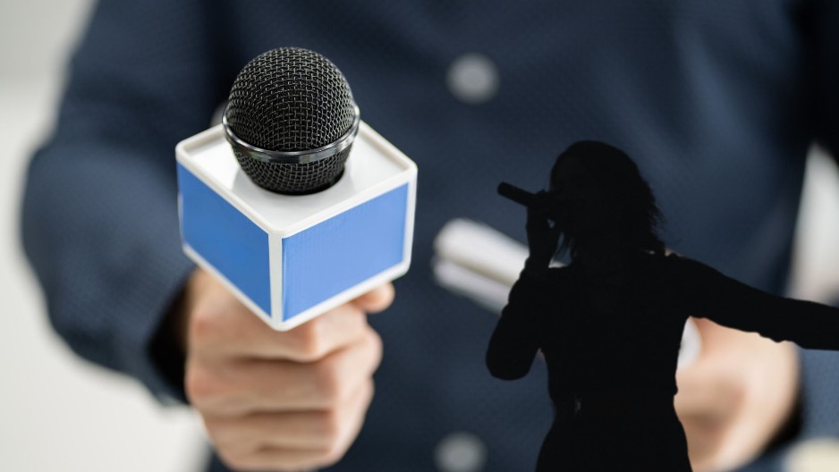 BUKTI ESTRADNI RAT IZMEĐU PEVAČICE I VODITELJA Zaratili na početku intervjua, u sve umešan i političar: "Njega ne smete to da pitate!"