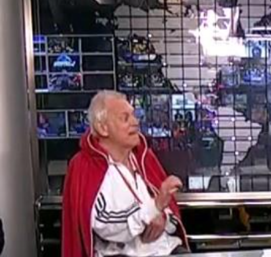 PRVI PUT U JAVNOSTI NAKON ŠTO JE ZAVRŠIO U URGENTNOM! Evo u kakvom je stanju Branko Kockica (78) posle pada niz stepenice