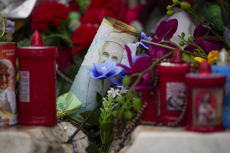 MOLE SE ZA NJEGOV OPORAVAK ŠIROM SVETA Katolici obeležavaju 12 godina od izbora pape Franje