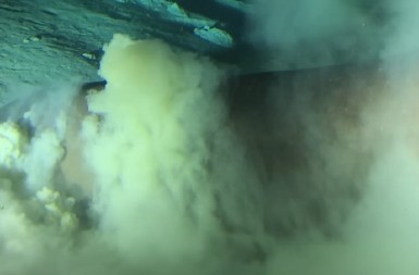 PODMORNICA ISTRAŽIVALA DNO OKEANA, PA NAIŠLA NA ČUDOVIŠTE Iz mraka izvirila glava morskog predatora, naučnici zanemeli od šoka! (VIDEO)