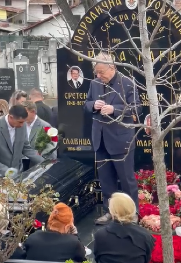 “LJUBILA JE SVEŠTENIKU RUKU IAKO JE BILA MUSLIMANKA” Dragomir Karić grca u suzama dok drži govor, uputio poslednji pozdrav pokojnoj ženi! (FOTO/VIDEO)