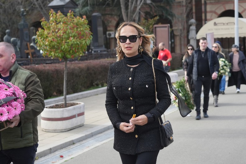 MARIJANA MATEUS PRVI PUT U JAVNOSTI NAKON SMRTI KOLETA Stigla u Beograd bez osmeha na licu, neprepoznatljiva (FOTO)