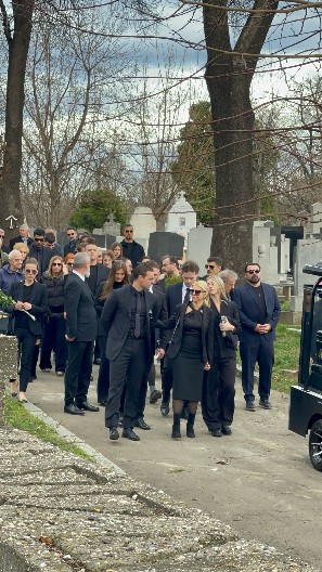 "EH, SESTRO MOJA..." Najpotresnija scena sa sahrane Hafe Karić, neutešna grli sanduk i plače nad njim