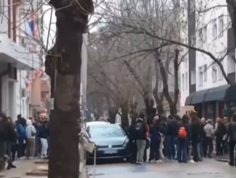 SKANDAL, POGLEDAJTE ŠTA RADE BLOKADE NAŠEM DRUŠTVU Parapolicije maloletnika zabranjuju odraslima da pošteno zarađuju za svoj hleb! (VIDEO)