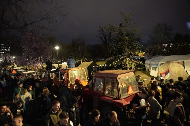 STIGLI U BEOGRAD I ODMAH POČELI DA RAZBIJAJU Razulareni huligani prave haos kod Pionirskog parka (FOTO)