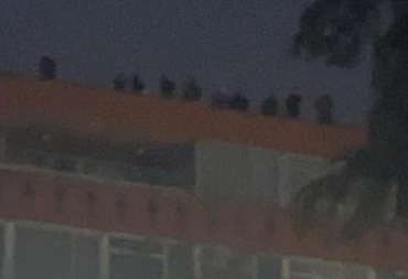 BLOKADERI MUČKI NAPALI STUDENTE U PIONIRSKOM PARKU Sa okolnih zgrada ih građali čime stignu, KUKAVIČKI, oni odozgo ne mogu da uzvrate