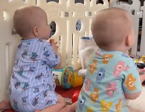 BEBE BLIZNAKINJE SRUŠILE INTERNET Njihov ples je nešto najslađe što ćete videti danas! (VIDEO)